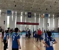 爱游戏娱乐-排球公开赛掀起高潮，胶东白虎队强势横扫庐州天狼队，老将里程碑之夜——韧性比赛的样板